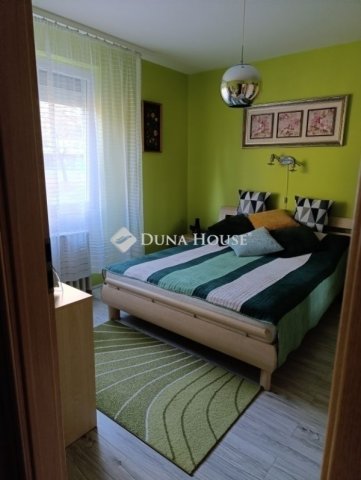 Eladó panellakás, Pécsett 63.5 M Ft, 3 szobás