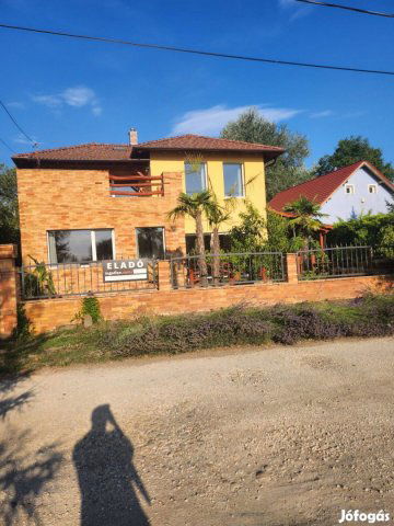 Eladó családi ház, Kiskunlacházán 139 M Ft, 4 szobás