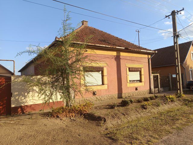 Eladó családi ház, Kunszálláson 28 M Ft, 2 szobás