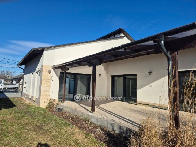 Eladó családi ház, Vecsésen 245 M Ft, 6 szobás