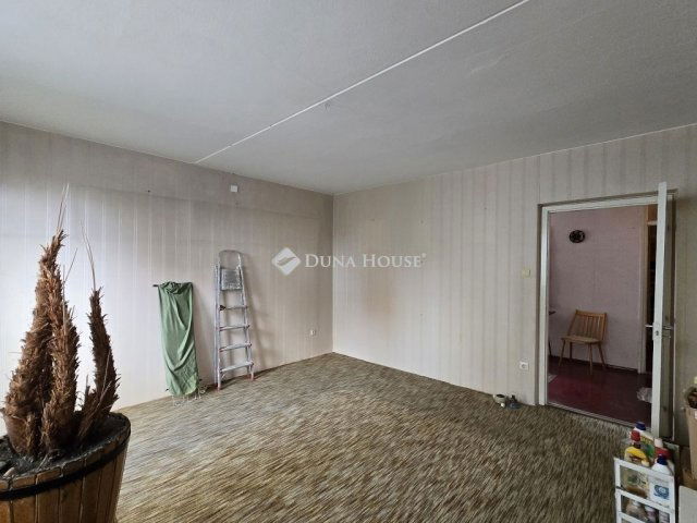 Eladó panellakás, Várpalotán 44.3 M Ft, 3 szobás