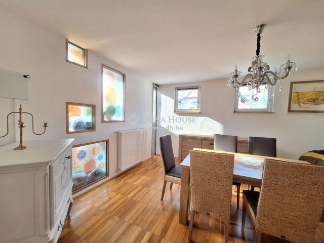 Eladó családi ház, Pécsett 164.9 M Ft, 7 szobás