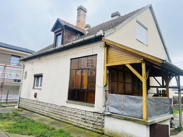 Eladó családi ház, Szegeden 110.9 M Ft, 5 szobás