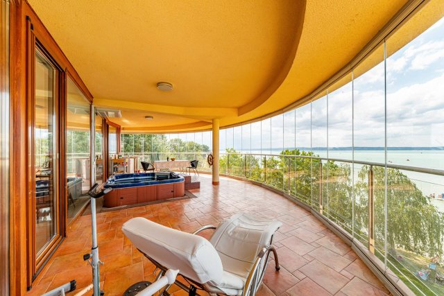 Eladó téglalakás, Siófokon 385 M Ft, 3 szobás