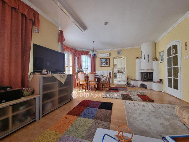 Eladó családi ház, Pápán 89.9 M Ft, 5 szobás