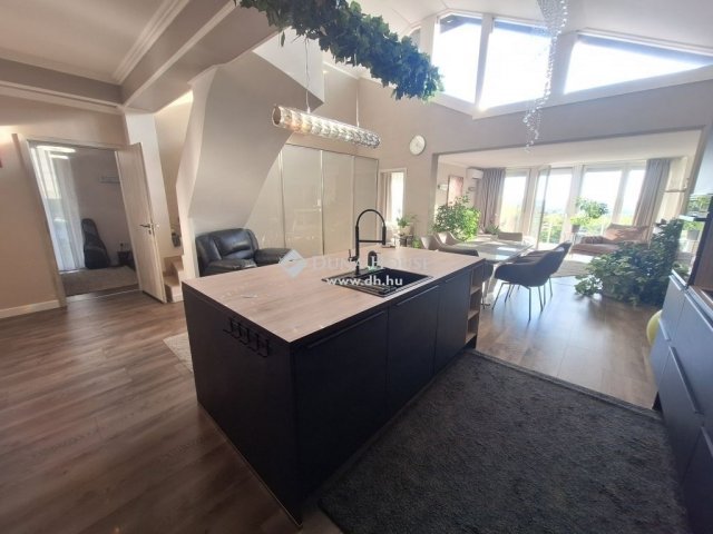 Eladó családi ház, Szadán 265 M Ft, 6 szobás