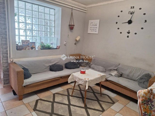 Eladó családi ház, Neszmélyen 65.9 M Ft, 8 szobás