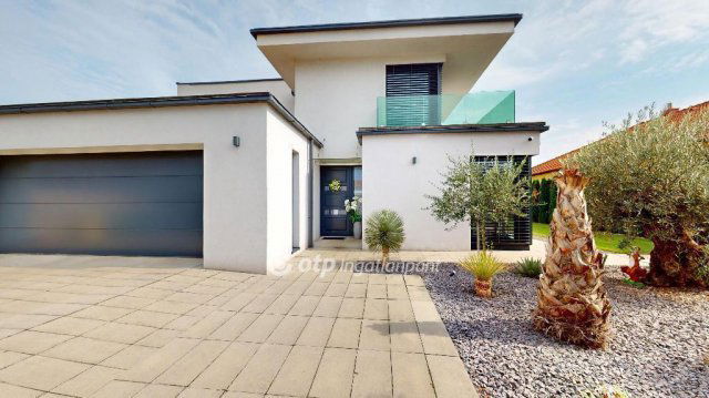 Eladó családi ház, Kistokajon 297 M Ft, 6+2 szobás