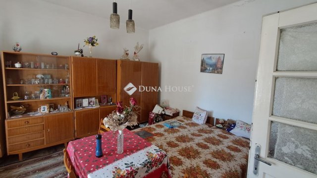 Eladó családi ház, Csepregen, Széchenyi téren 26.5 M Ft