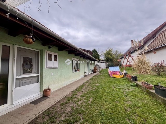 Eladó családi ház, Esztergomban 69.9 M Ft, 2 szobás