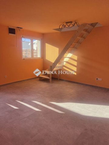 Eladó sorház, Dunakeszin, Fő úton 60.25 M Ft, 3 szobás