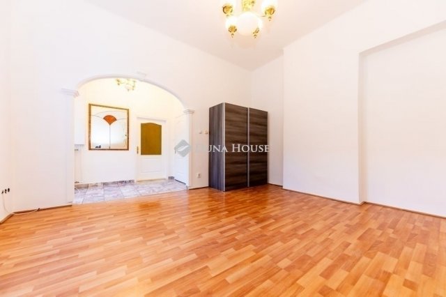 Eladó téglalakás, Budapesten, V. kerületben 80 M Ft, 1 szobás