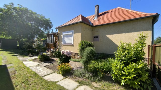 Eladó téglalakás, Keszthelyen 64.99 M Ft, 2+1 szobás