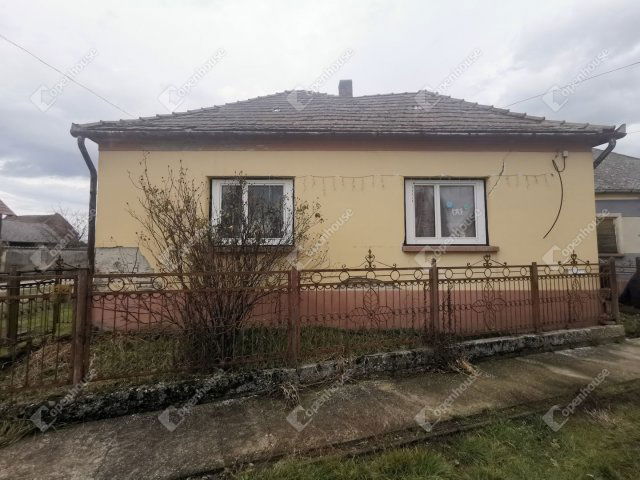 Eladó családi ház, Tótszentmártonon 8 M Ft, 5 szobás