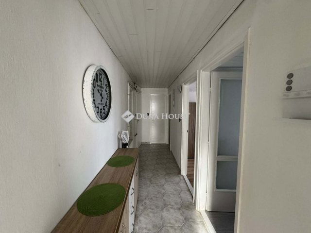 Eladó családi ház, Pécsett 62.5 M Ft, 9 szobás