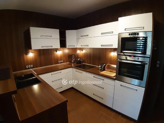 Eladó családi ház, Siófokon 395 M Ft, 6 szobás