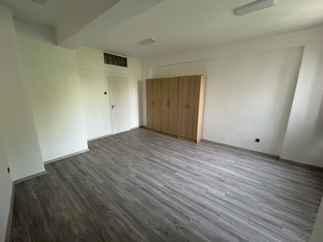 Kiadó iroda, Veszprémben, Óváros téren 100 E Ft / hó