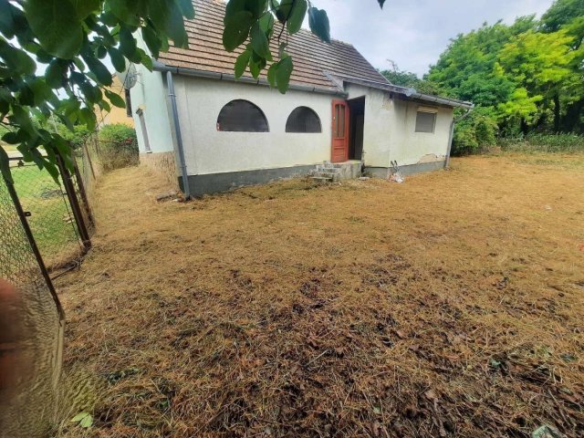 Eladó családi ház, Szakcson 5.65 M Ft, 1 szobás