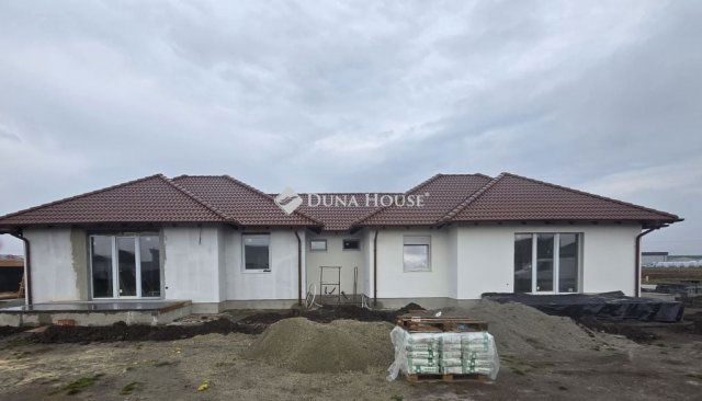 Eladó ikerház, Jászberényben 54.99 M Ft, 4 szobás