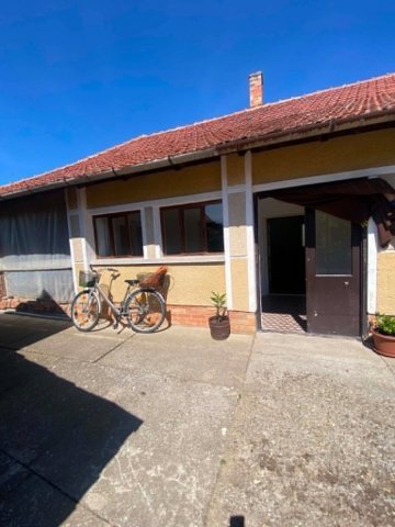 Eladó családi ház, Röszkén, Szegfű utcában 56 M Ft