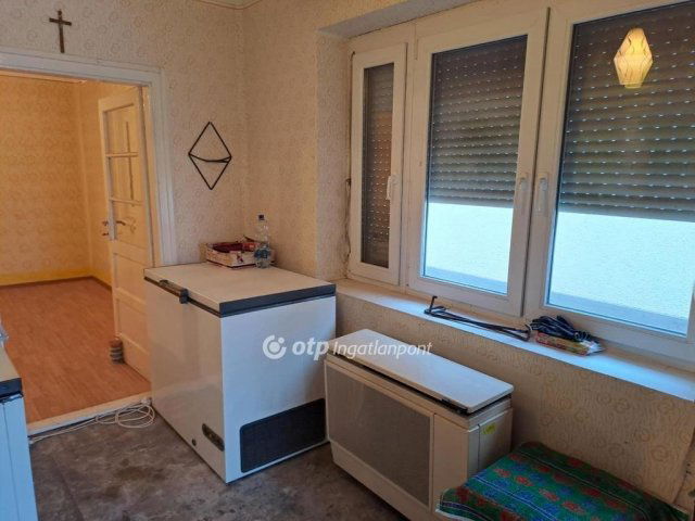 Eladó családi ház, Abasáron 25 M Ft, 2 szobás