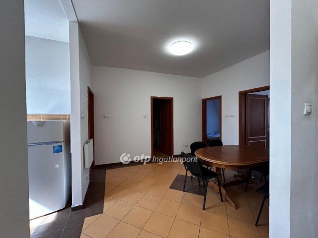 Kiadó téglalakás, albérlet, Dunaújvárosban 300 E Ft / hó