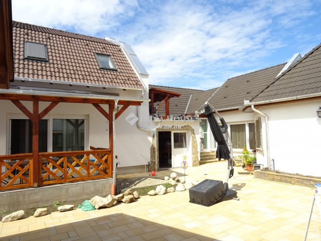 Eladó családi ház, Kecskeméten 259 M Ft, 3+7 szobás