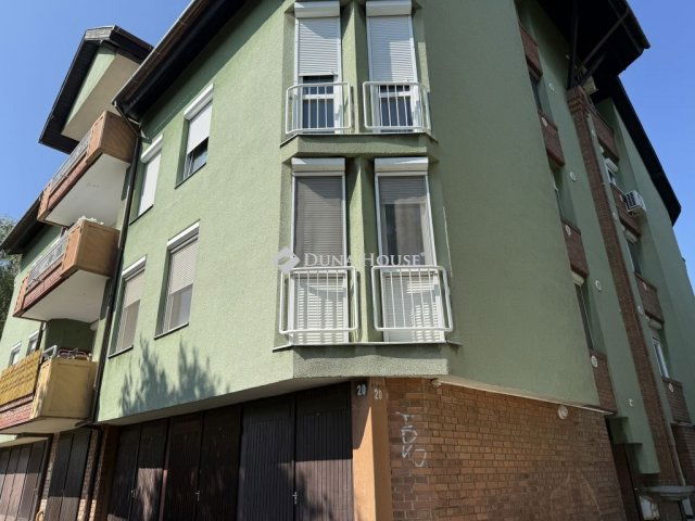 Eladó téglalakás, Pécsett 49 M Ft, 3 szobás
