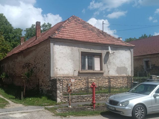 Eladó családi ház, Ajkán 8.7 M Ft, 2 szobás
