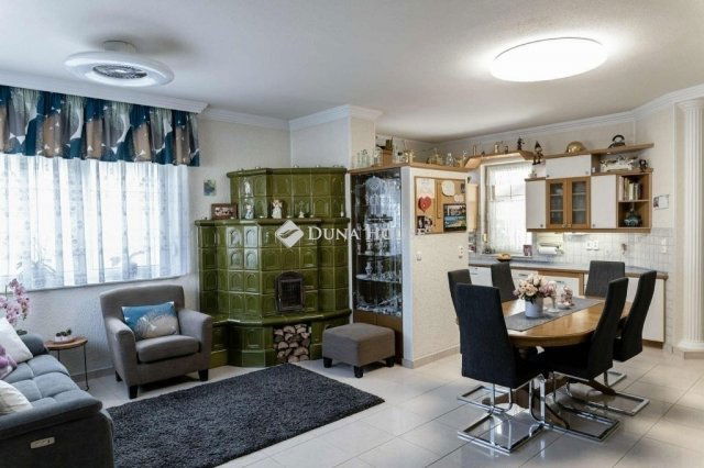 Eladó családi ház, Dunakeszin 193 M Ft, 5 szobás