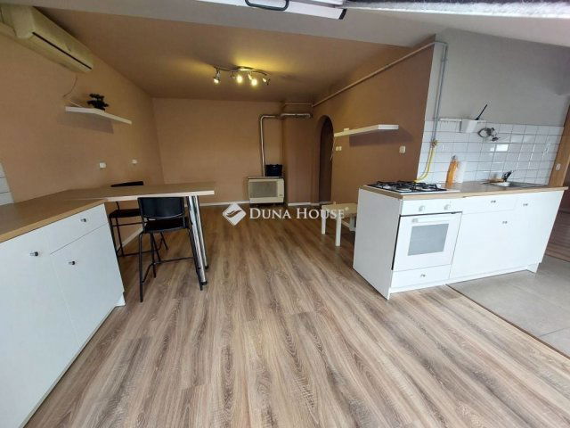 Eladó téglalakás, Baján 26.5 M Ft, 2 szobás