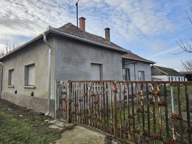 Eladó családi ház, Újszászon 22 M Ft, 3 szobás