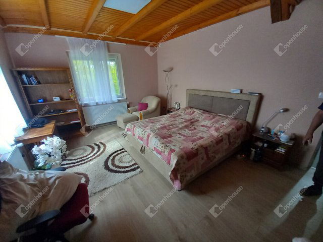 Eladó családi ház, Debrecenben 230 M Ft, 8 szobás