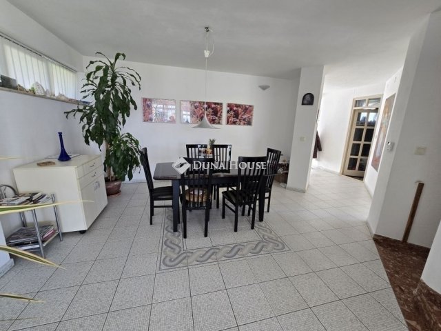 Eladó családi ház, Pécsett 184.99 M Ft, 6 szobás