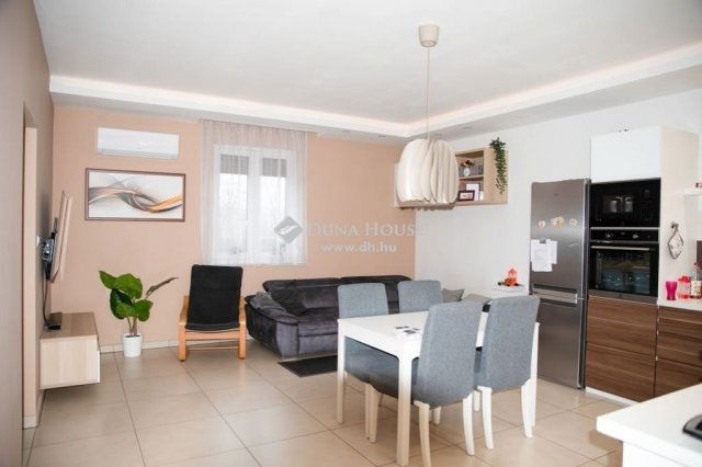 Eladó családi ház, Esztergomban 85 M Ft, 4 szobás