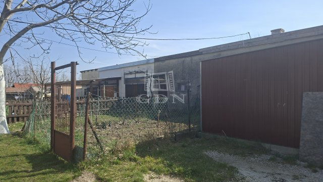 Eladó sorház, Veszprémben 44 M Ft, 1 szobás