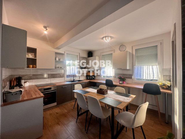 Eladó családi ház, Cegléden 74.9 M Ft, 2+1 szobás