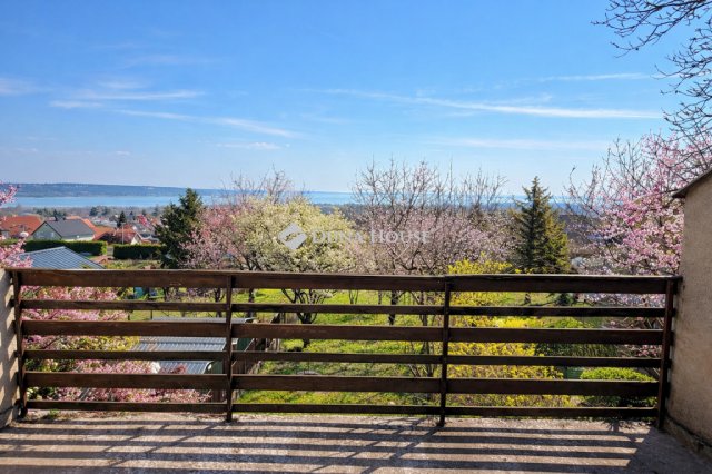 Eladó nyaraló, Balatonalmádiban 58.9 M Ft, 4 szobás