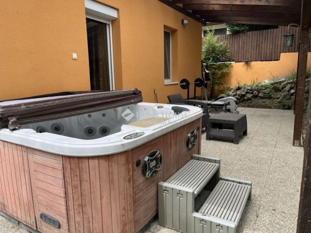 Eladó családi ház, Budaörsön 165 M Ft, 7 szobás
