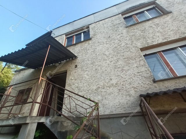 Eladó családi ház, Lábatlanon 32 M Ft, 4 szobás