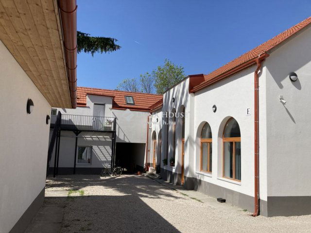 Eladó családi ház, Esztergomban 665 M Ft, 46 szobás