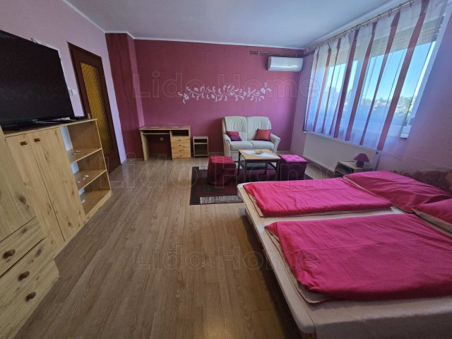 Eladó családi ház, Balatonfenyvesen 186.99 M Ft, 8 szobás