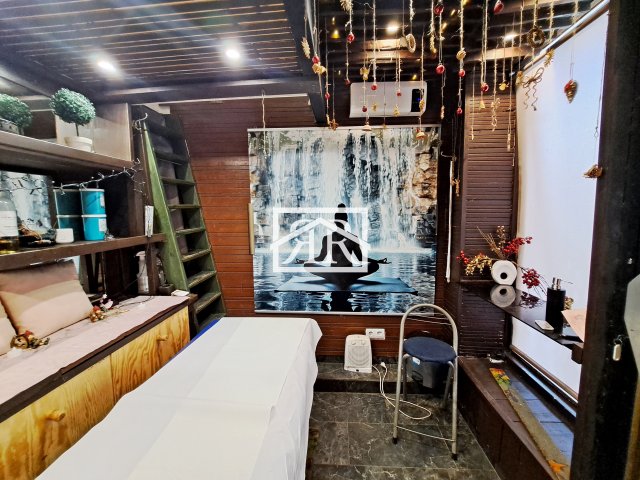 Kiadó üzlethelyiség, Szegeden, Párizsi körúton 140 E Ft / hó