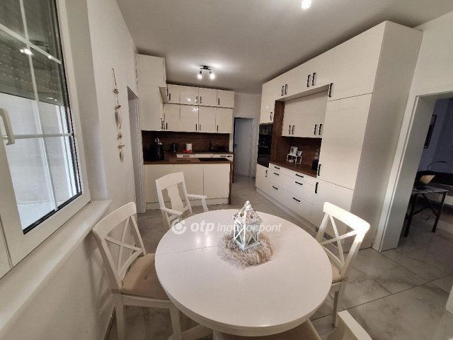 Eladó családi ház, Mosonmagyaróváron 144 M Ft, 8+2 szobás