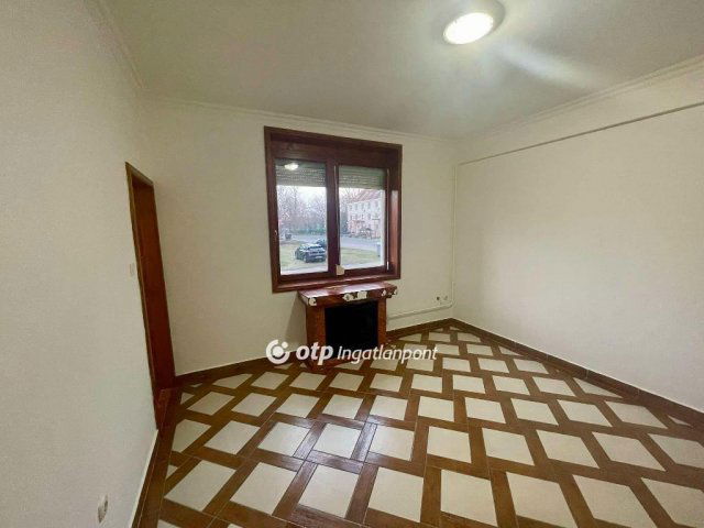 Kiadó téglalakás, albérlet, Pápán 110 E Ft / hó, 1 szobás