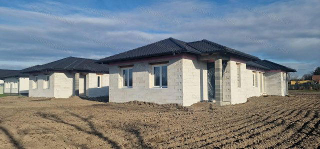 Eladó téglalakás, Cegléden 60 M Ft, 3 szobás