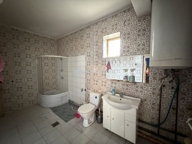 Eladó családi ház, Tápiószecsőn 69.4 M Ft, 8 szobás
