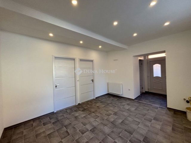 Eladó családi ház, Esztergomban 52.8 M Ft, 3 szobás