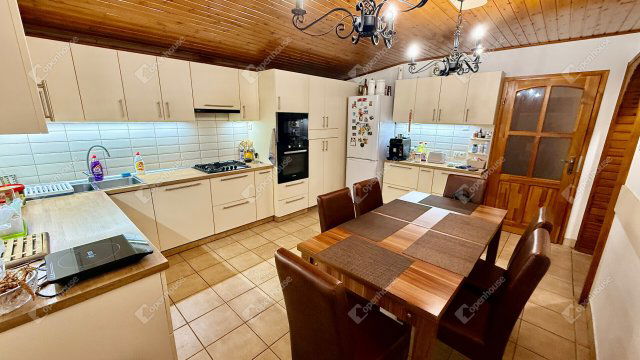 Eladó családi ház, Pilisen 81.9 M Ft, 5 szobás