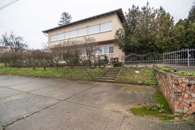 Eladó családi ház, Tolnanémedin 115 M Ft, 12 szobás